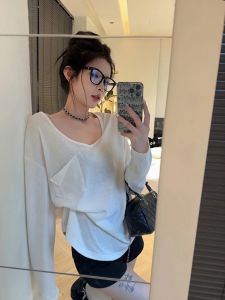 เสื้อยืดแขนยาวบางหลวมๆ สำหรับผู้หญิงในช่วงต้นฤดูใบไม้ร่วง ทรงหลวมๆ สบายๆ ปกป้องแสงแดด แขนยาว เสื้อยืดคอวี