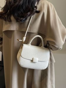 กระเป๋าสะพายข้างผู้หญิงทรงสี่เหลี่ยมเล็กแบบใหม่ปี 2023 กระเป๋าสะพายไหล่เดียวแบบอเนกประสงค์สไตล์วินเทจ กระเป๋าถือขนาดเล็ก กระเป๋าสะพายข้าง PU ทรงสี่เหลี่ยมเล็ก