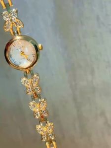 Đồng Hồ Nữ Hình Con Bướm Đính Đá Pha Lê Vàng Pháp Kiểu Dây Đeo Tay Thanh Lịch Máy Quartz Thích Hợp Đeo Hàng Ngày Và Dự Tiệc