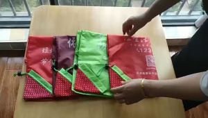 [10 ชิ้น] ถุงผ้า กระเป๋า กระเป๋าพับเก็บได้ ถุงช้อปปิ้งพับเก็บได้ลายสตอเบอรี่ ถุงผ้าลดโลกร้อน FT99