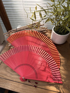 พัดใบไม้โบราณสีแดง ทรงเรียบง่าย สไตล์ฮันฟู สำหรับงานแต่งงาน ใบไม้พัดแฟชั่น ใบไม้พัดทองเหลืองอ่อน ใบไม้พัดแบบพับได้ ใบไม้พัดแบบพับได้
