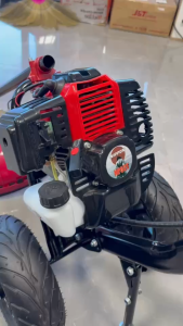 เครื่องตัดหญ้ารถเข็น เครื่องตัดหญ้า 2 จังหวะ ยี่ห้อ นิปปอน รุ่น NP52 NIPPON (มีส่งทั้ง โครงขาว หรือ ดำ) รุ่นใหม่ เเข็งเเรงที่สุดในไทย ท่อไอเสียออกด้านข้าง คัด 3นิ้วใส่ได้ เเกนในเพลา 28 มิล 9 ฟัน (มีพร้อมส่งทั้ง ก้านตัดสีเงิน //เเละสีทอง)