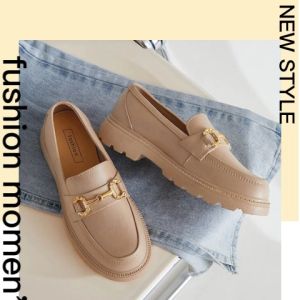 NQshop รองเท้าคัทชู ส้นสไตล์เกาหลีทรง รองเท้าน่ารักตรง โซ่ด้านหน้านิดหน่อย ให้ดูตัดกับสีรองเท้า เป็นสินค้าใหม่ล่าสุด