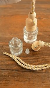 Lọ Đựng Tinh Dầu Treo Xe Hơi Dáng Tròn Độc Đáo Chất Liệu Thủy Tinh Cao Cấp