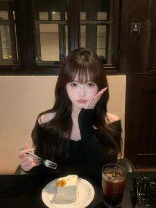 เสื้อยืดแขนยาวคอฮอลเตอร์ลูกไม้สำหรับผู้หญิง ฤดูใบไม้ร่วง/ฤดูหนาว ทรงเข้ารูป สไตล์เกาหลี แฟชั่นลำลอง ลำลอง ลำลอง