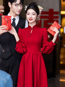 ชุดแต่งงานสีแดงแขนยาว ชุดราตรีจีนสำหรับเจ้าสาว ชุดแต่งงานแบบจีนโบราณ ชุดราตรีสั้นสีพื้น เดรสทรงเอ