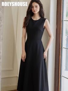 Đầm đen xoè cổ tròn khhoong tay nhẹ nhàng