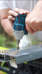 Máy SIết Bulong Pin Boshun BS-IW330N Đầu Khẩu 1/2 127mm Lực Siết 330Nm Không Chổi Than ( Bảo Hành 6 Tháng ) - Dung lượng pin: 6AH - Đầu lắp bulong: 1/2 (12.7mm) - Tốc độ không tải: 3200 vòng/phút