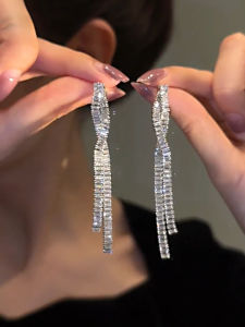 2023 New Luxury Zircon Tassel Earrings for Women with Lightweight Design High-End Feeling Rare Design Suitable for Round Faces