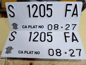 Plat Nomor / Sepeda Motor / Plat Nomor Putih / 2 Lapis Baut Tanam Super Tebal / Anti Penyok / Anti Rusak / Bayak Pilihan Motif Tulisan / Ada Ketokan Logo & 2 Tulisan Korlantas / Bisa Reques Sesuka Hati