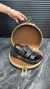 PAMATE Sandal Pria Hitam Kulit PU Lembut Sol Tebal Anti Slip Tahan Lama Nyaman Dipakai Seharian