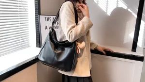 🔥 กระเป๋าสะพายข้างสําหรับผู้หญิง จุของได้เยอะ สไตล์เกาหลี เรียบง่าย กระดูกระเป๋า มีซิป หนังPU และใบใหญ่ (ไม่มีจี้ห้อย)