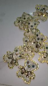 Hình kết đá may hoặc dán keo lên áo