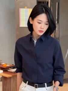 YUFUQING | Áo sơ mi dài tay ôm vừa vặn màu xanh lam thiết kế đa năng mùa xuân 2025 Áo sơ mi cổ tròn thường ngày bằng polyester