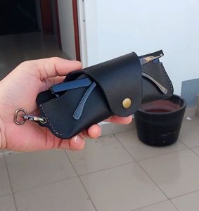 BAO DA ĐỰNG TREO MẮT KÍNH DA BÒ THẬT CÁ TÍNH (NÚT NAM CHÂM) ĐỒ DA HANDMADE