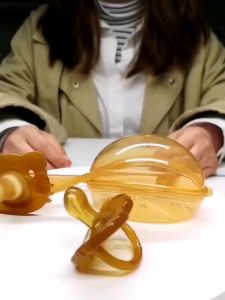 Perlengkapan Mandi Bayi: Empeng & Dot Bayi 0-6 Bulan