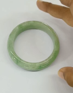 กำไลหยกพม่า ทรงท้องปลิง สีเขียวอ่อน หยกธรรมชาติ Type A ขนาดวงใน 57 มม พร้อมใบเซอร์หยก