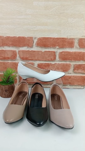 [ส่งเร็วพิเศษ!] 8am รองเท้าคัทชู ผู้หญิง ทรงหัวแหลม สูง1นิ้ว ส้นกันลื่นตอกมือ ทำจากหนังพียู ส่วนรอบรองเท้า