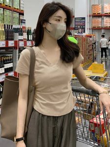 เสื้อยืดคอวีแขนสั้นทรงสลิมฟิตสำหรับผู้หญิงในช่วงฤดูร้อน เสื้อผ้าทำงานสไตล์เกาหลี สีสันสดใส ทรงหลวม แขนสั้น ทรงหลวม แขนสั้น