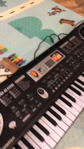 Đàn organ đàn piano cho bé 61 phím tặng kèm míc hát karaoke sạc usb.