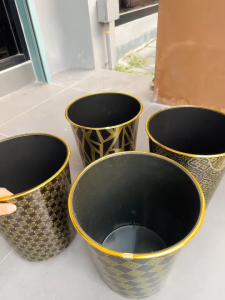 HH17-18 ถังขยะพลาสติกสีดำ 6 ลิตร แต่งลายสีทองคละแบบ