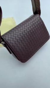 กระเป๋าสะพายข้างผู้ชายกระเป๋าสะพายแฟชั่นแบบมาใหม่ขนาด8นิ้ว/ 10 นิ้วสินค้าพร้อมส่งของอยู่ในไทยรับประกันสินค้าตรงปก 100%