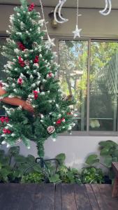 Snow Christmas Tree Red Pine Cones Artificial Christmas Tree with Stand Christmas Home Decor