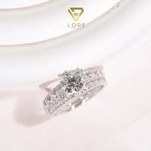 Lore Jewellery  - Cincin Moissanite Lapis Emas 18K - Qaila Luxury Moissanite Ring 1ct  [GRA Certificated and After Sales Warranty]