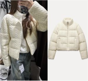 เสื้อแจ็คเก็ตไหมพรมคอเต่าสีขาว ดีไซน์ใหม่สำหรับผู้หญิง ฤดูหนาว 2025 สไตล์สดใสและสง่างาม ผลิตจากผ้าฝ้ายเนื้อหนา อุ่นสบาย รุ่น 6318229