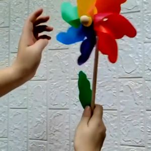 DIY กังหันลม 7 สี พลาสติกเส้นผ่านศูนย์กลาง 30 เซนติเมตร สำหรับประดับสวน ของเล่นกลางแจ้ง