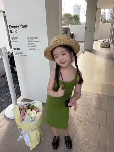 SOLANNA ชุดเด็กผู้หญิง 2023 ใหม่กระโปรงแขวนเด็กผู้หญิงกระโปรงสีเขียวเด็กกระโปรงแขวนสลิม เสื้อผ้าเด็กผญ 23527