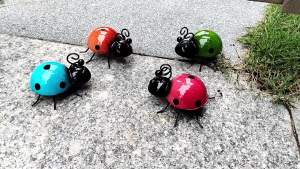 1 Pcs Mini Metal Ladybug Beetle Fence Wall Hanging Ornament Statue Patio Garden Figurine Home Decoration Creative Crafts