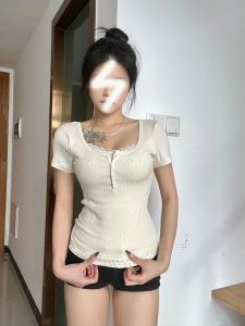 Áo Thun Nữ Tay Dài Ngắn Họa Tiết Hoa Nhỏ Màu Be Mùa Xuân Thu Áo Lót Bó Sát Cổ Tròn Tay Thường Polyester