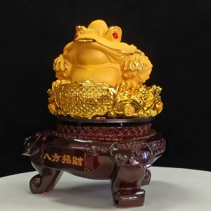 Pajangan Feng Shui Kodok Katak Kaki 3 Emas dengan Tulisan 招财进宝 dan 八方招财