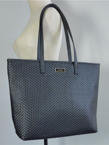 Large Capacity Tote Bag Womens Soft Leather Shoulder Handbag Commuter Versatile Bag British Style Zipper Closure Casual Scene