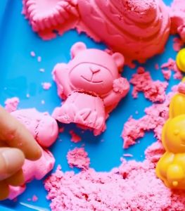 เล่นเด็ก ทรายวิทยาศาสตร์ บรรจุถูกแบ่งด้วย ทรายเด็ก Motion Sand คุณสมบัติของ 1 ถุง 1 KG ซึ่งมีหลายสี ของเล่นเด็ก 2 ขวบ