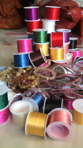 Cuộn Dây Thun chuyên Xỏ Vòng Tay chuỗi hạt nhe có đủ màu nhe anh chị trắng đen đỏ hồng tím vàng xanh lá xanh dương đồng giá 40k/1 cuộn ạ