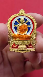 หลวงพ่อพัฒน์ วัดห้วยด้วน นั่งพาน รุ่น “ชนะมาร” เลข 243 เนื้อทองฝาบาตรลงยาสีธงชาติ สร้าง 5000 องค์ ปี2563 พระเครื่องแท้ ยอดนิยม หายากแล้วน่าเก็บสะสม Amulet Real