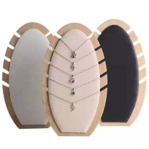 แท่นโชว์สร้อยคอ ที่วางโชว์เครื่องประดับ ทำจากไม้แท้ หุ้มหนัง PU นิ่มคุณภาพสูง ดีไซน์หรูหรา แข็งแรง ทนทาน เหมาะสำหรับจัดแสดงสร้อยคอ ต่างหู แหวน จี้ และเครื่องประดับต่าง ๆ ใช้ในร้านค้า หรือใช้งานส่วนตัวในบ้าน