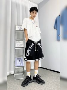 GWIT กางเกงขาสั้นผู้ชาย เทรนด์เวอร์ชั่นเกาหลีฤดูร้อน ผ่อนคลายและผ่อนคลาย สีทึบแบบเต็ม กระเป๋าเสื้อผ้าเรียนด้วยสินค้าผ่อนเสียง