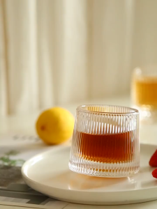 แก้วไวน์ แก้วค็อกเทล แก้วพลิก ถ้วยบาร์ แก้วใส เหมาะสำหรับวิสกี้ บรั่นดี หมุนได้ 360 องศา