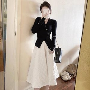 IELGY เสื้อสเวตเตอร์คอวีสำหรับผู้หญิงเสื้อเสื้อกันหนาวแบบถักเข้ารูปพอดีข้างในเสื้อเชิ้ตสีพื้น