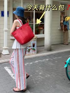 กระเป๋าถือขนาดใหญ่ปักลาย PE กระเป๋าถือแบบสะพายไหล่ข้างเดียวทำมือสำหรับฤดูร้อน กระเป๋าผ้าใบสำหรับวันหยุดชายหาด