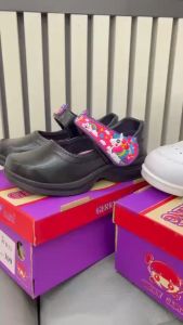 K รองเท้านักเรียน รองเท้านักเรียนหญิงรองเท้าอนุบาล มีทั้งวอร์มขาว และหนังดำ Size 25-34 ราคาป้าย 309 บาท