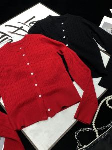 ย้อนยุคคริสต์มาสสีแดง เสื้อสเวตเตอร์ถัก คอกลมแขนยาวสไตล์สั้น ผู้หญิง คาร์ดิเกน เดินทางสบาย ฤดูใบไม้ร่วง แฟชั่น