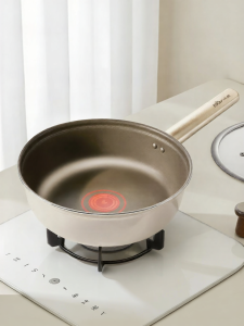 Bear | Lightweight Titanium Red Dot Non-Stick Frying Pan