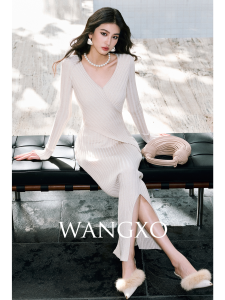 WANGXO | Đầm ôm body cổ lọ xẻ tà chất liệu lụa lông cừu có nhũ