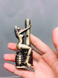 Bộ sưu tầm hình cô gái ôm trụ ngồi trên trái lưu đ.a.n dài 8cm kim loại