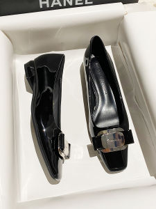 รองเท้าส้นเตี้ยหนัง PU ทรงเหลี่ยมสำหรับผู้หญิง ฤดูใบไม้ผลิและฤดูใบไม้ร่วง ส้นหนา สวมใส่สบาย สีดำ รองเท้าทำงาน