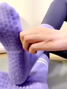 Yoga Socks for Women Non-Slip Silicone Bottom - Grippy Pilates Workout Socks with Silicone Foot Pads Womens Mid-tube Socks Fitness Dance Pilates